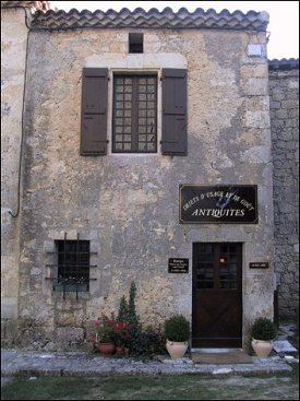 Cliquez sur la photo pour voir les vues int�rieures(Antiquit&eacute;s 32, antiquaire � Larressingle dans le Gers)